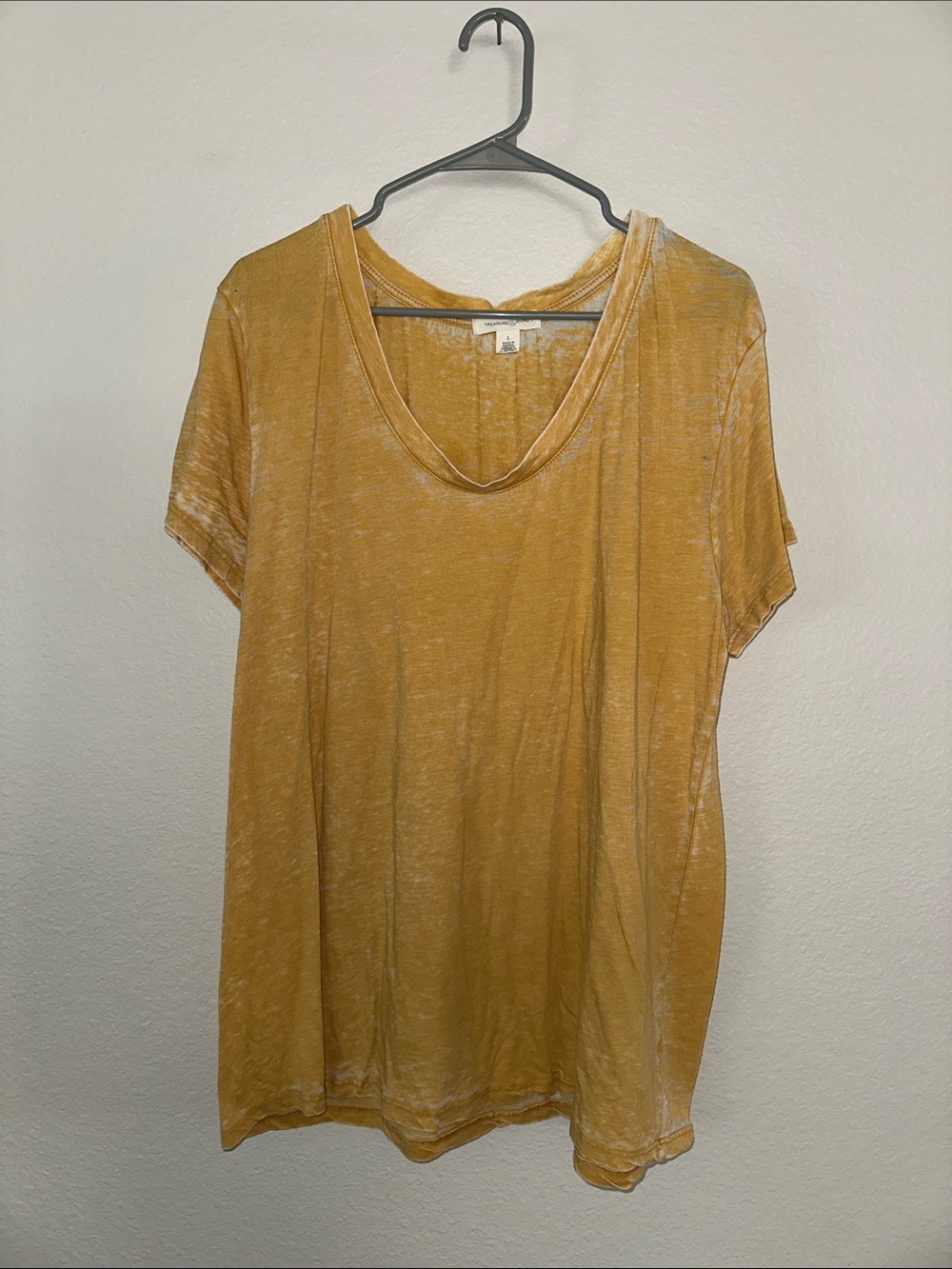 Treasure & Bond Women’s Mustard Burnout Scoop Neck T-Shirt Size Large